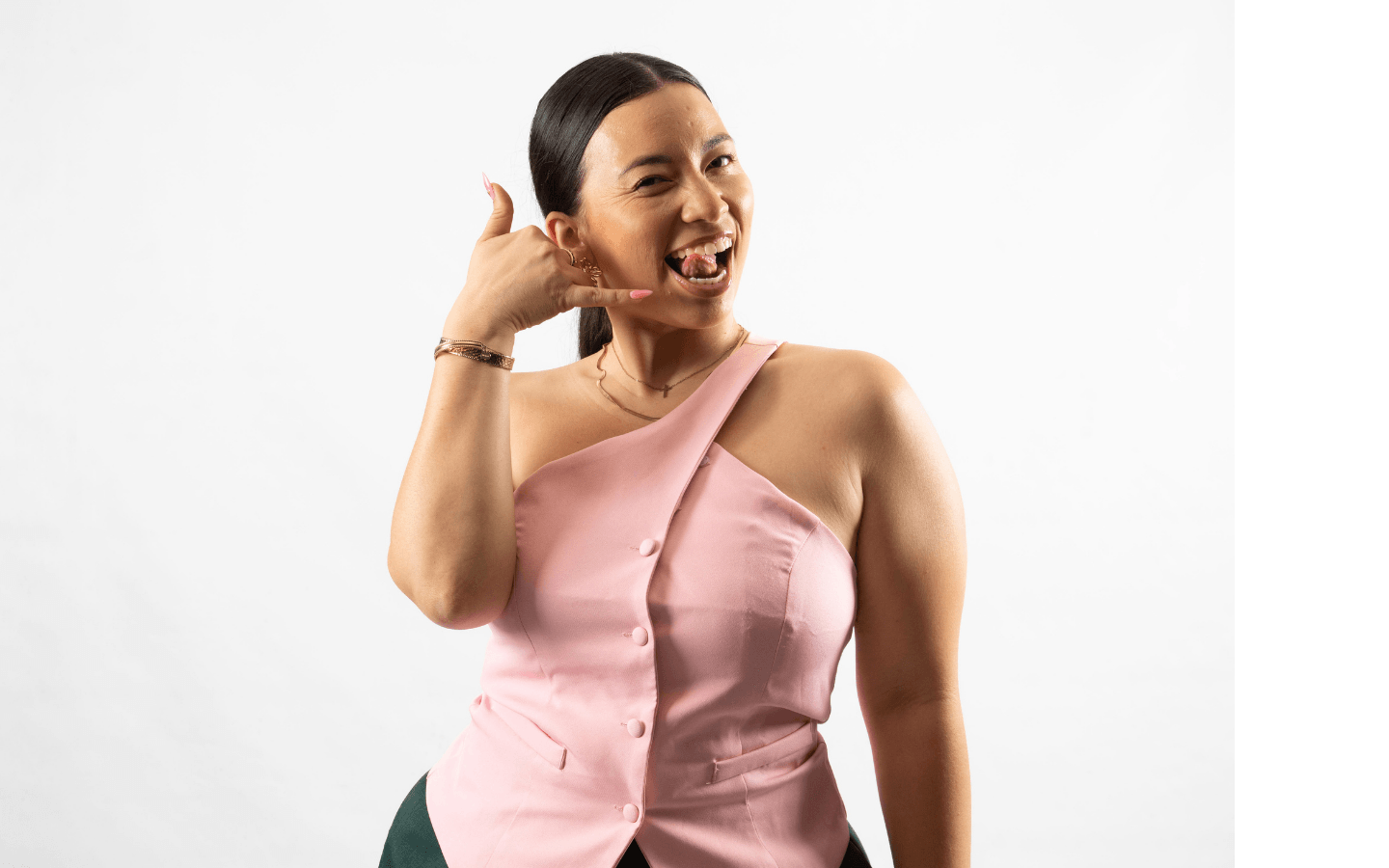 Naomi, fondatrice de Naoming Studio, sourire aux lèvres